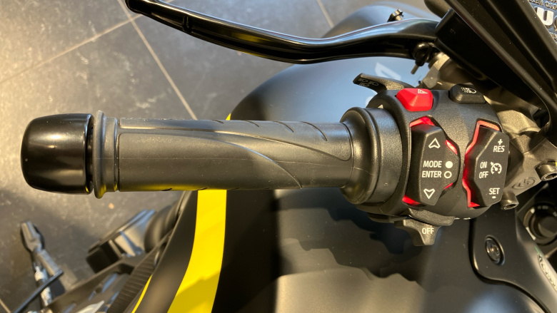 Ducati Diavel V4 - Dark Stealth Yellow (25MY)